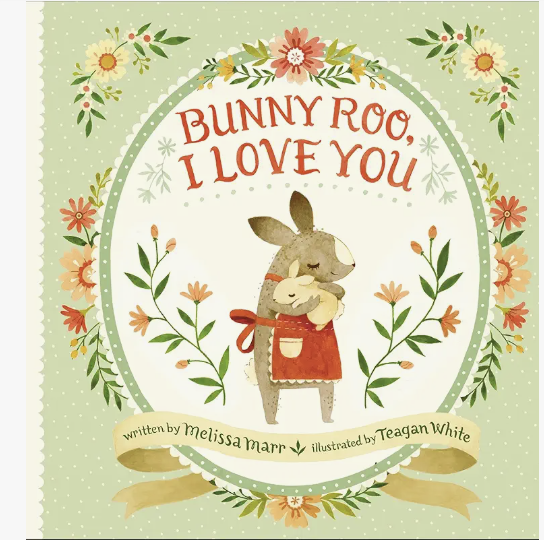 Couverture du livre pour enfants ‘Bunny Roo, I Love You’ de Melissa Marr, illustré par Teagan White. On y voit un lapin adulte portant un tablier rouge qui enlace tendrement un petit lapin, entourés de fleurs colorées sur un fond vert pastel à pois.